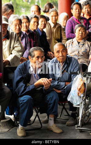 Einem anstrengenden Sonntagmorgen im Tiantan Park, Peking, CN Stockfoto