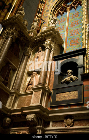 Eine Ecke des Langhauses von St. Marys Basilica, Krakau, mit Gedenkstätten und Marmorbüsten berühmter Persönlichkeiten. Krakau. Polen. Stockfoto