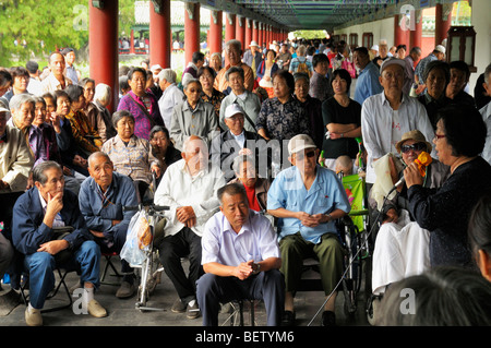 Einem anstrengenden Sonntagmorgen im Tiantan Park, Peking, CN Stockfoto