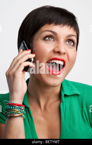 schöne junge Frau am Telefon Stockfoto