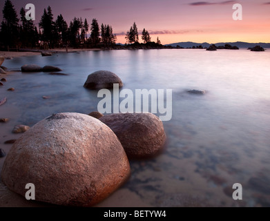 Sonnenuntergang auf erodierten Granitblöcken in Sand Harbor, Lake Tahoe, Nevada Stockfoto