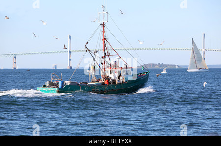 Angelboot/Fischerboot bewegte Vergangenheit wunderschöne Küste Stockfoto