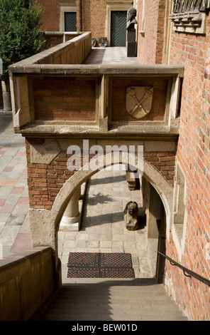 Treppe hinunter zum Hof des Grand College oder Collegium Maius. Krakau, Polen. Stockfoto