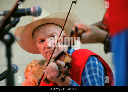 Süd-Arizona alte Zeit Fiddlers führen am Tucson treffen Sie sich, ein Multi-Kulti-fest in Tucson, Arizona, USA. Stockfoto