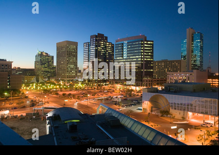 Ansicht der Innenstadt von Phoenix, Arizona, USA in der Abenddämmerung. Stockfoto