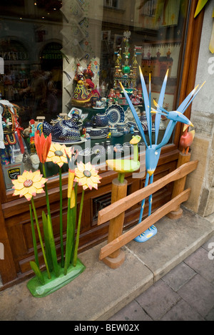 Anzeige der handgemachte Souvenirs in einem Geschenk shop Verkauf Geschenke und Touristen präsentiert. Hauptmarkt. Krakau. Polen. Stockfoto