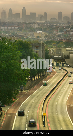 Blick auf London Dächer und Skyline an einem dunstigen sonnenbeschienenen frühen herbstlichen Morgen, gesehen von der Brücke Hornsey Lane. Stockfoto