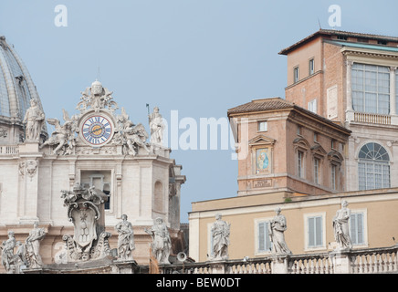 Päpstlichen Gemächer des Papstes und St.-Peter Uhr in der Vatikanstadt, Rom, Italien Stockfoto