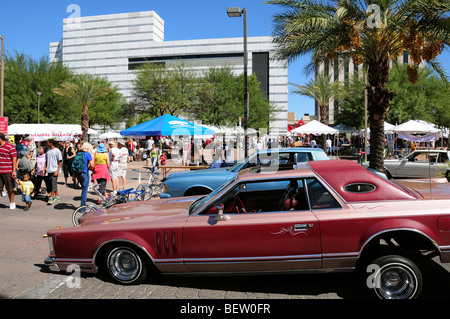 Sauvecitos-Auto-Club-Mitglieder anzeigen low rider Autos Tucson treffen sich, ein Multi-Kulti-fest in Tucson, Arizona, USA. Stockfoto