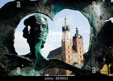 "Romeo & Julia - unerfüllter Traum" des italienischen Künstlers Enrico Muscetra; und St. Marien Basilika, Hauptplatz. Krakau. Polen. Stockfoto