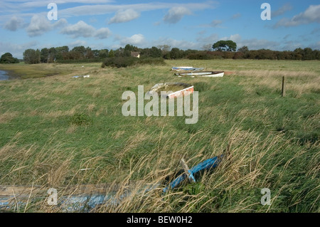 Boote liegen am Ufer des Flusses Alde von Ziegel-Dock in Suffolk verworfen Stockfoto