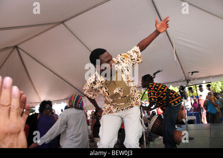 Tanzen zu Planet Djembe in Tucson treffen Sie sich, ein Multi-Kulti-fest in Tucson, Arizona, USA. Stockfoto