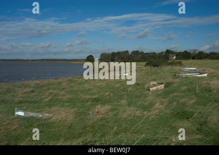 Boote liegen am Ufer des Flusses Alde von Ziegel-Dock in Suffolk verworfen Stockfoto