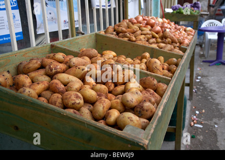 Haufen von Zypern Kartoffeln zum Verkauf vor einem Geschäft in Nikosia Nordzypern Türkische Republik Nordzypern Stockfoto