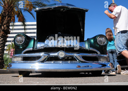 Sauvecitos-Auto-Club-Mitglieder anzeigen Lowrider Autos Tucson treffen sich, ein Multi-Kulti-fest in Tucson, Arizona, USA. Stockfoto