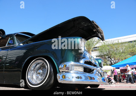 Sauvecitos-Auto-Club-Mitglieder anzeigen Lowrider Autos Tucson treffen sich, ein Multi-Kulti-fest in Tucson, Arizona, USA. Stockfoto