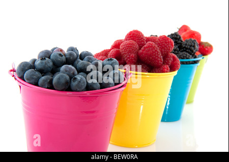 Vielfalt Obst in bunten Eimern isoliert auf weiß Stockfoto