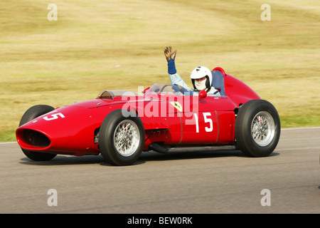 Dickie Attwood nimmt die Auszeichnung in einem Ferrari 246 Dino auf dem Goodwood Revival 2009 Stockfoto