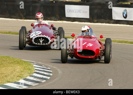 Ferrari 246 Dino führt Maserati 250F Stockfoto