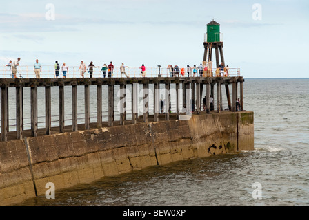 Besucher zu Whitby Fuß auf der nördlichen Mole am Eingang zum Hafen Stockfoto