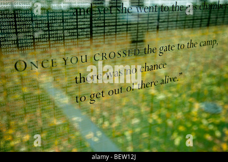 Ergreifende Zitate auf den Glaswänden des Holocaust-Mahnmal, Boston Massachusetts, USA Stockfoto