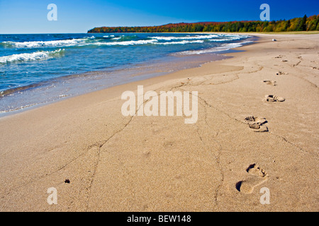 Fußspuren im Sand entlang der Bucht Strand Pancake Pfannkuchen Bay Provincial Park, Lake Superior, Great Lakes, Ontario, Kanada. Stockfoto