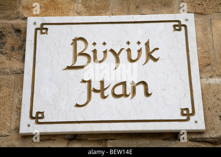 Typenschild an der Außenseite des Büyük Han das große Inn in Nikosia Nordzypern Türkische Republik Nordzypern Stockfoto