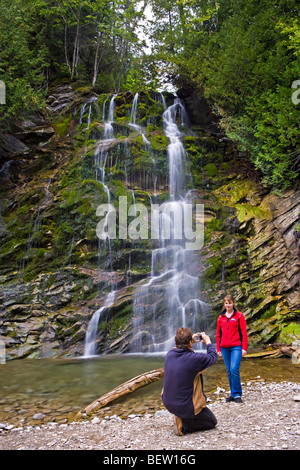 Touristen in La Chute, Wasserfall im Forillion Nationalpark, Nordbereich, Lands End, Gaspesie, Gaspesie Halbinsel, Autobahn 132, Q Stockfoto