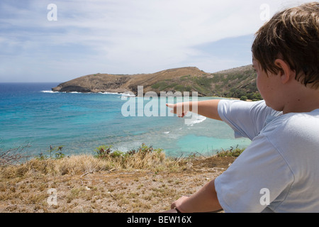 zehn Jahre alten Jungen Punkte zur Hanauma Bay in Honolulu Hawaii Stockfoto