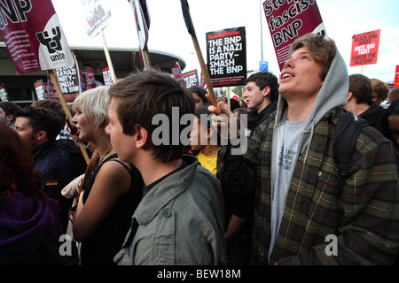 Demonstranten bei der BBC gegen die BNP Führer Nick Griffin Auftritt auf Fragestunde Stockfoto