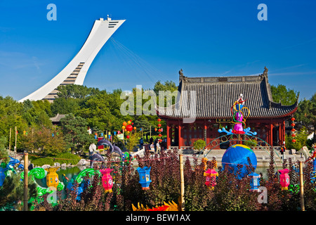 Montreal-Turm und Laternen im chinesischen Garten in die Magie der Laternen Festival in Montreal Botanischer Garten, Jardi Stockfoto