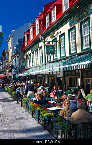 Straßencafés in Place d ' Armes in der Altstadt von Quebec, Quebec Stadt, Quebec, Kanada. UNESCO-Weltkulturerbe. Stockfoto