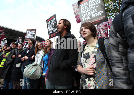 Demonstranten bei der BBC gegen die BNP Führer Nick Griffin Auftritt auf Fragestunde Stockfoto