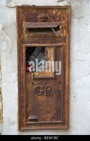alten stillgelegten GR britische Post Box übermalt zerbrochen im nördlichen Nikosia Nordzypern Türkische Republik Nordzypern Stockfoto