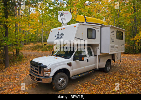 Hicker Wohnmobil am Kessel Punkt Campingplatz im Restoule Provincial Park, Ontario, Kanada. Stockfoto