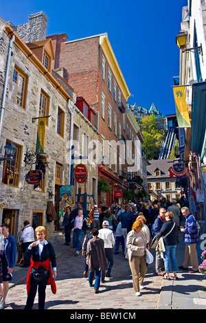 Touristen zu Fuß entlang der Rue Sous le Fort in Richtung der Standseilbahn in der Altstadt von Quebec, Quebec Stadt, Quebec, Kanada. UNESCO-Welterbe Stockfoto