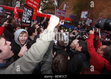 Demonstranten bei der BBC gegen die BNP Führer Nick Griffin Auftritt auf Fragestunde Stockfoto