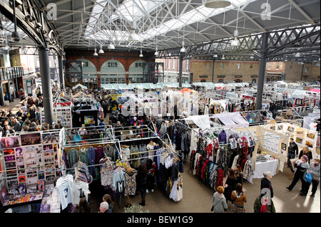 Marktstände in Spitalfields Markthalle. London. Großbritannien. UK Stockfoto