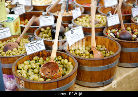 Oliven auf einem Stall in Old Spitalfields market Hall. London. Großbritannien. UK Stockfoto