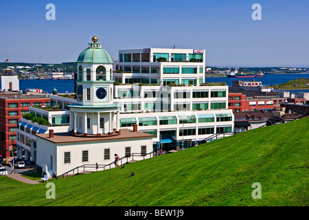 Die alte Stadt Uhr gesehen von der Halifax Citadel National Historic Site in der Stadt Halifax in Halifax Metro, Nova Scotia, Kanada. Stockfoto