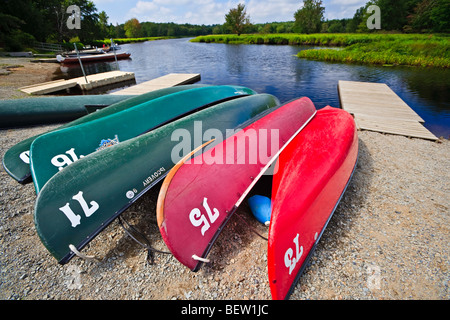 Kanus am Ufer des Flusses Mersey im Kejimkujik National Park und National Historic Site of Canada, Kejimkujik Scenic Drive Stockfoto