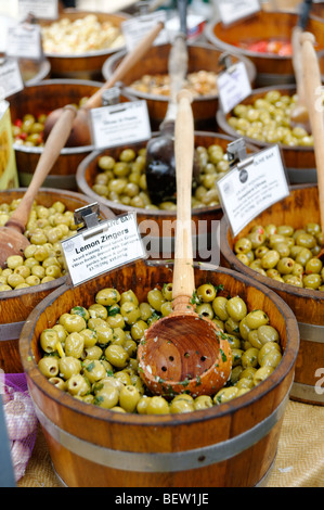 Oliven auf einem Stall in Old Spitalfields market Hall. London. Großbritannien. UK Stockfoto