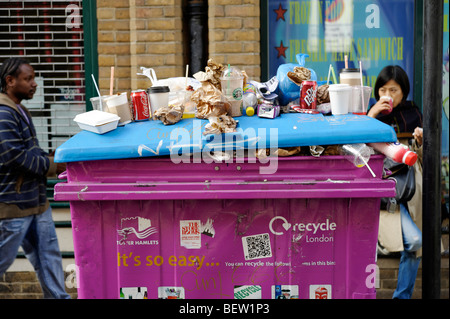 Überquellenden Papierkorb. Tower Hamlets. London. Großbritannien. UK Stockfoto