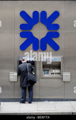 Mann von RBS Punkt Geldautomaten Geld abheben. London. Großbritannien. UK Stockfoto
