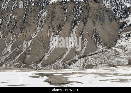 Gardner River Valley Pisten mit Jupiter Terrassen im Vordergrund, Yellowstone-Nationalpark, Wyoming, USA Stockfoto