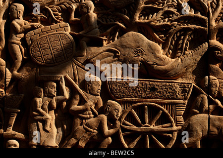 Stone Carving vieler Menschen arbeiten mit Elefanten, Pattaya, Thailand Stockfoto