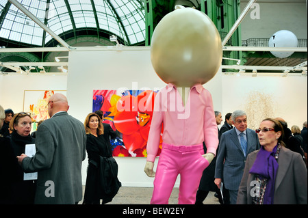 Paris, Frankreich, Besucher der International Contemporary Arts Show, FIAC, im Grand Palais. Colour Modern Sculpture von „Erwin Wurth“, Avantgarde Stockfoto