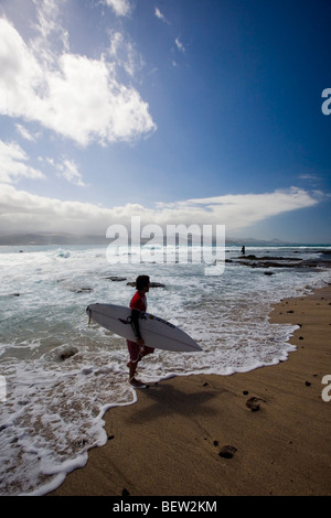 Verlassen des Wassers während der Movistar Ozean & Erde Pro 09 WQS Wettbewerber Stockfoto