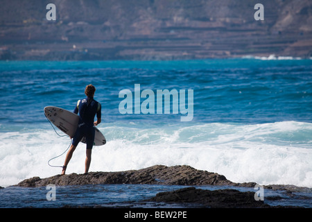 Konkurrent ins Wasser. Fotografieren bei Movistar Ozean & Erde Pro 09 WQS Surf Turnier Stockfoto