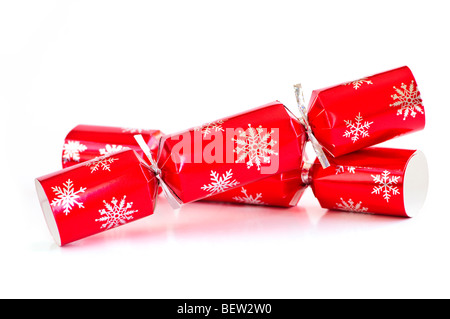 Zwei rote Christmas Cracker isoliert auf weiss Stockfoto